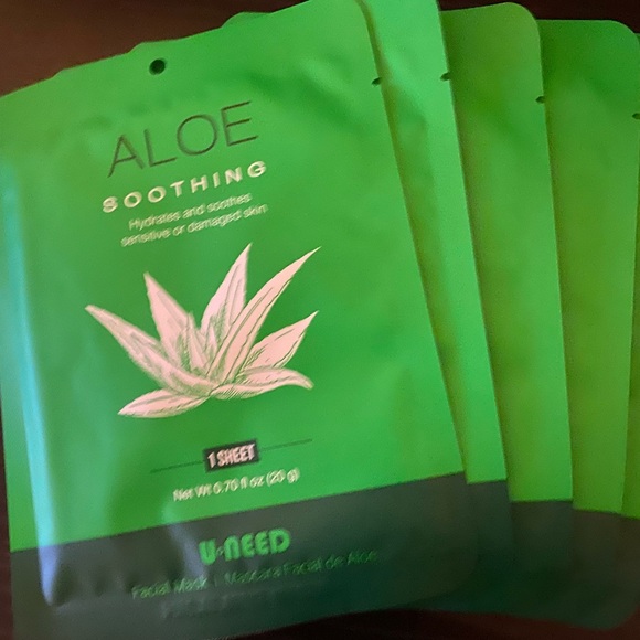 Set of 5 Aloe Sheet Mask-Bonus Makeup Bag - Picture 1 of 3